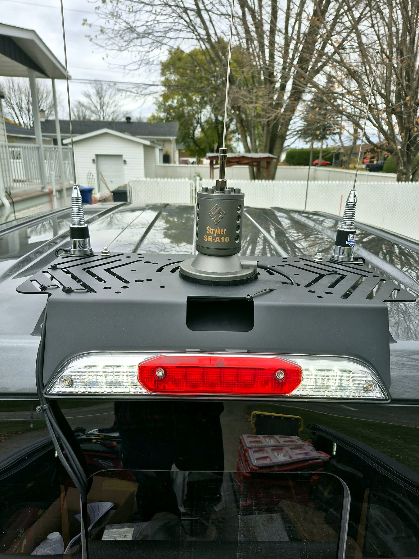 Antenne CB fixée sur une galerie au-dessus du feu stop d'un camion