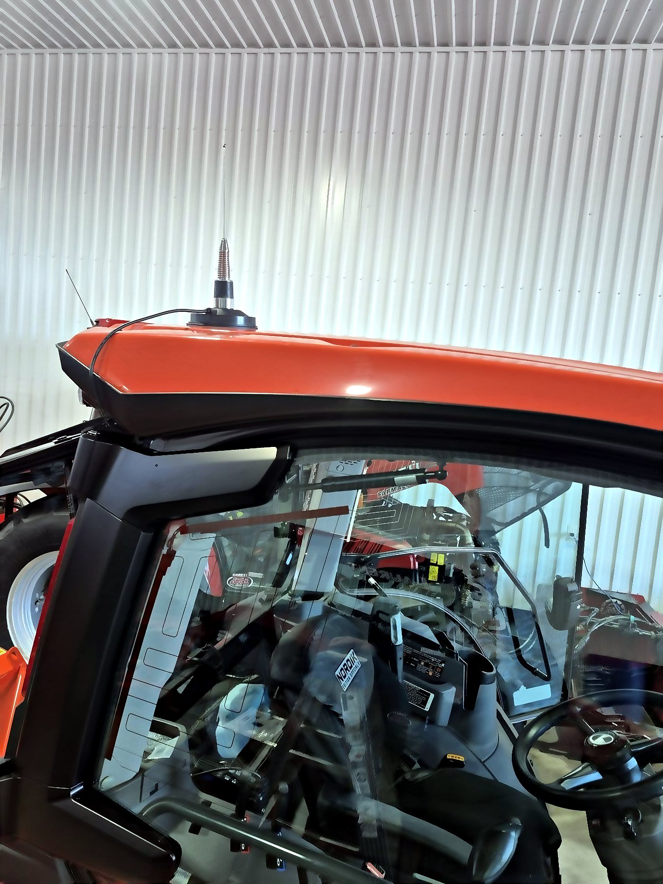 Antenne montée sur la cabine d'un tracteur rouge