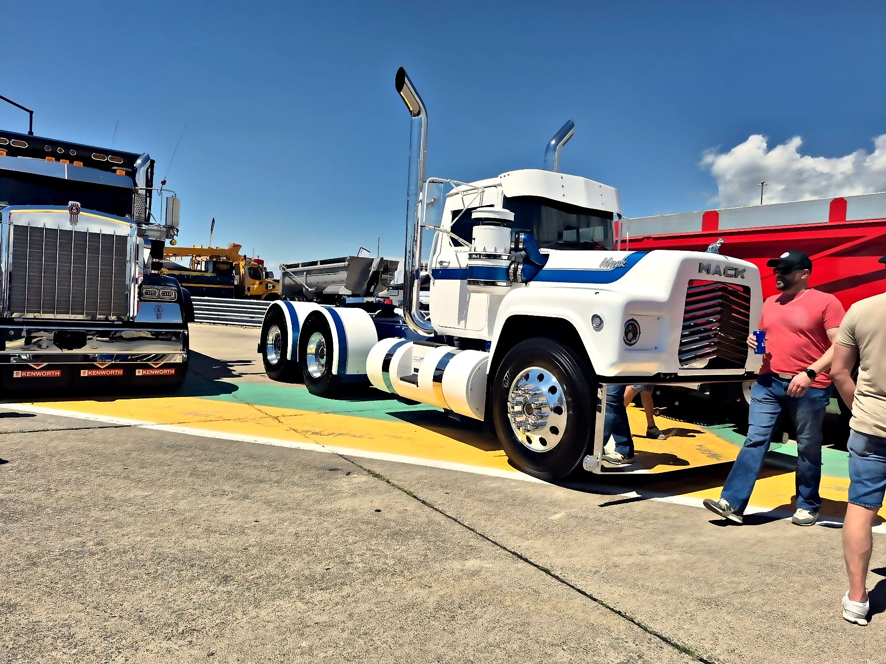 Camion lourd Mack blanc en exposition