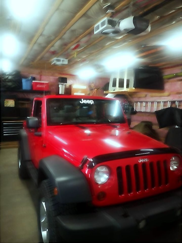 Jeep Wrangler rouge dans un garage