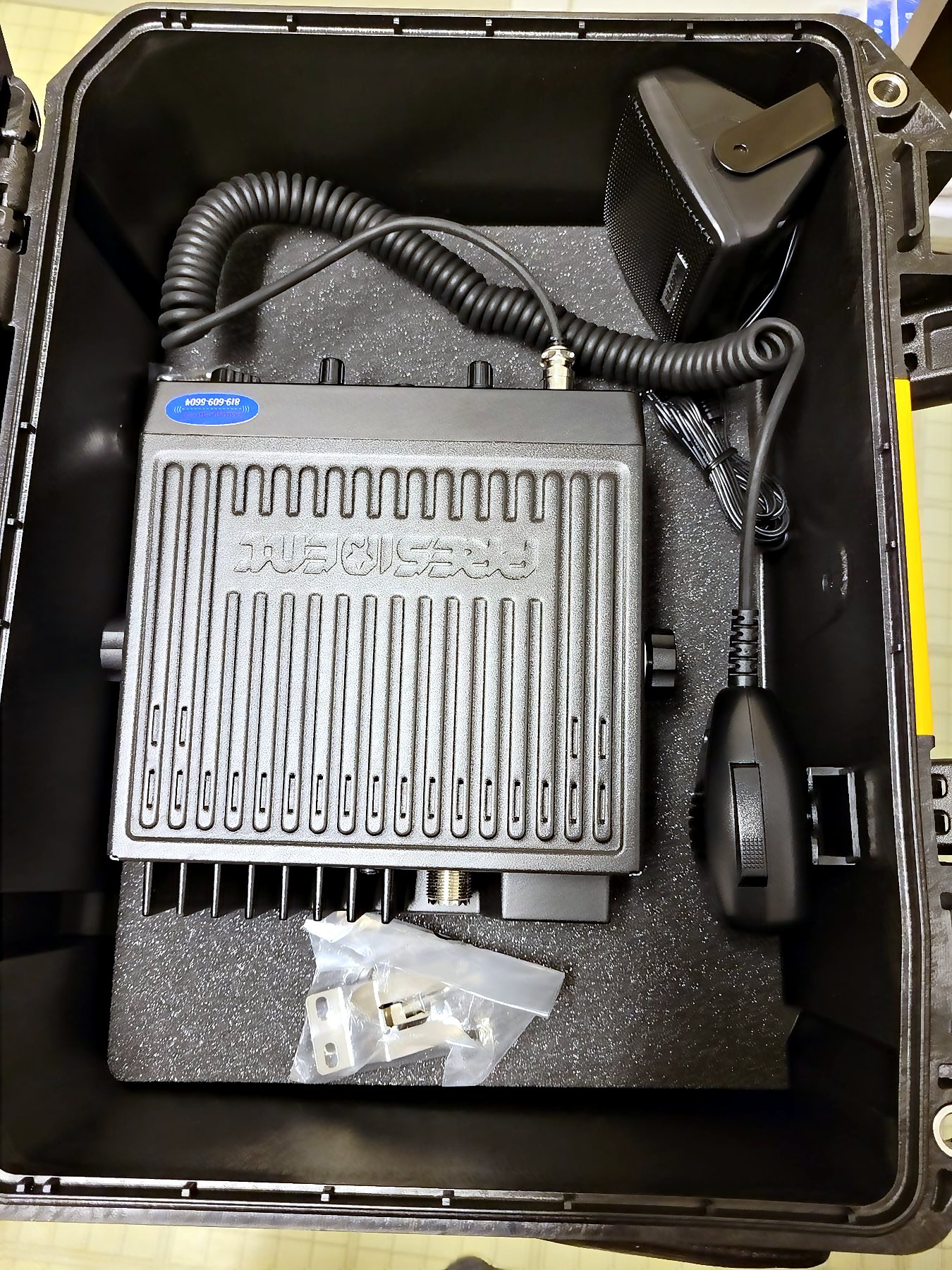 Radio CB installée dans un boîtier rigide Pelican